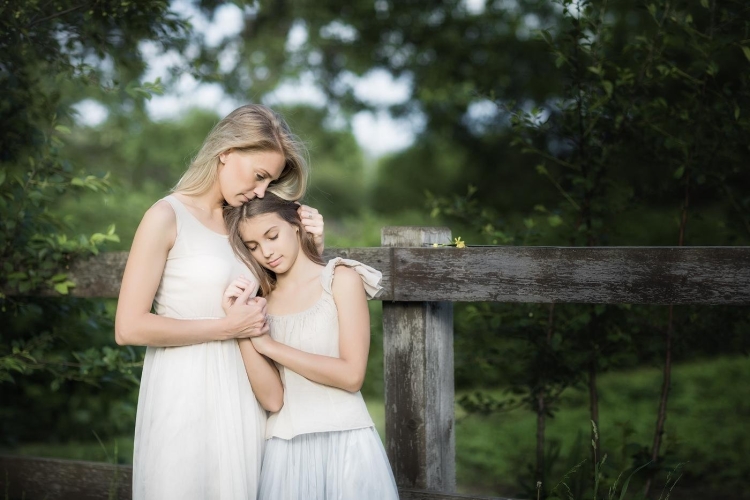 Фотосессия мама и дочь в деревне