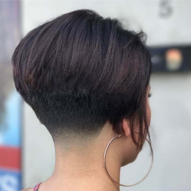 Боб каре с выбритым затылком