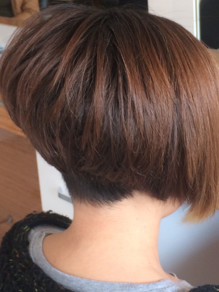 Боб каре с приподнятым затылком