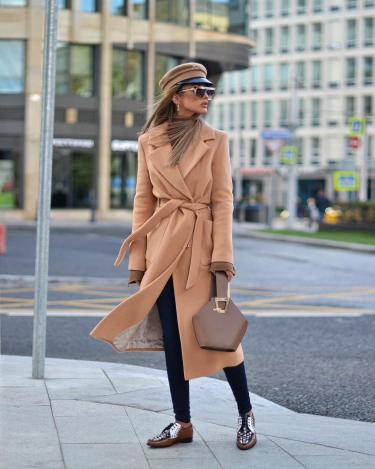 Сумка к бежевому пальто