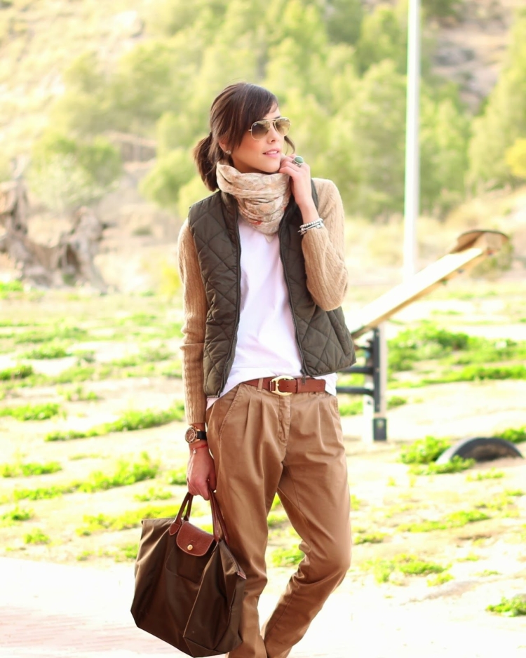 Брюки кэмэл и рубашка хаки