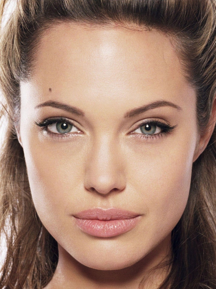 Брови Анджелины Джоли