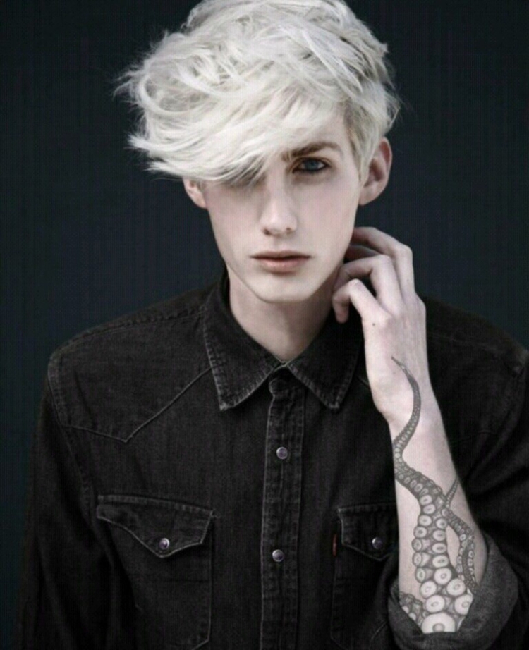 Парень с платиновыми волосами