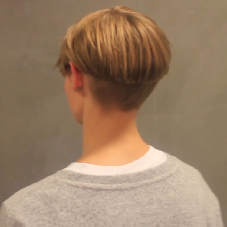 Затылок блондина