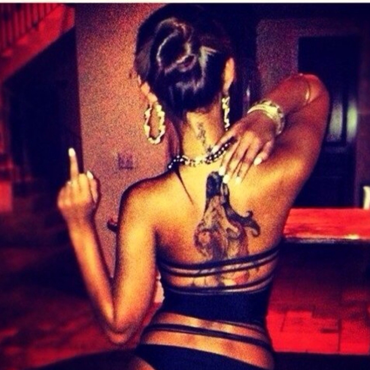 Девушка показывает фак со спины