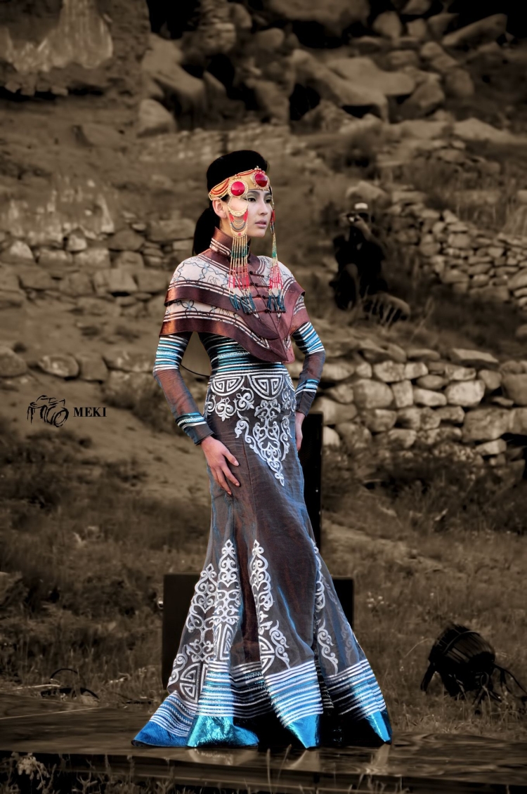 Стилизованные платья в монгольском стиле