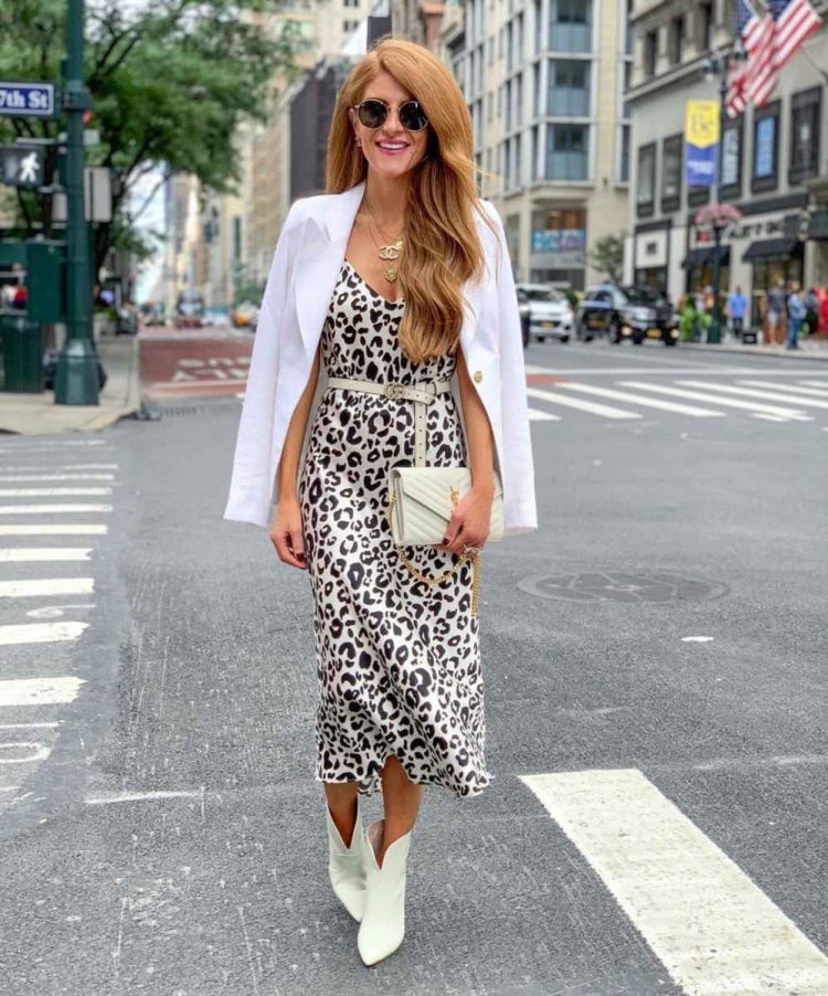 Платье и казаки короткие