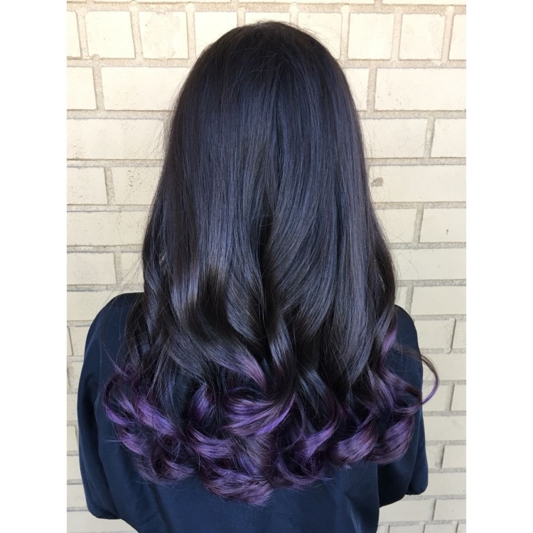 Темные волосы с фиолетовым отливом