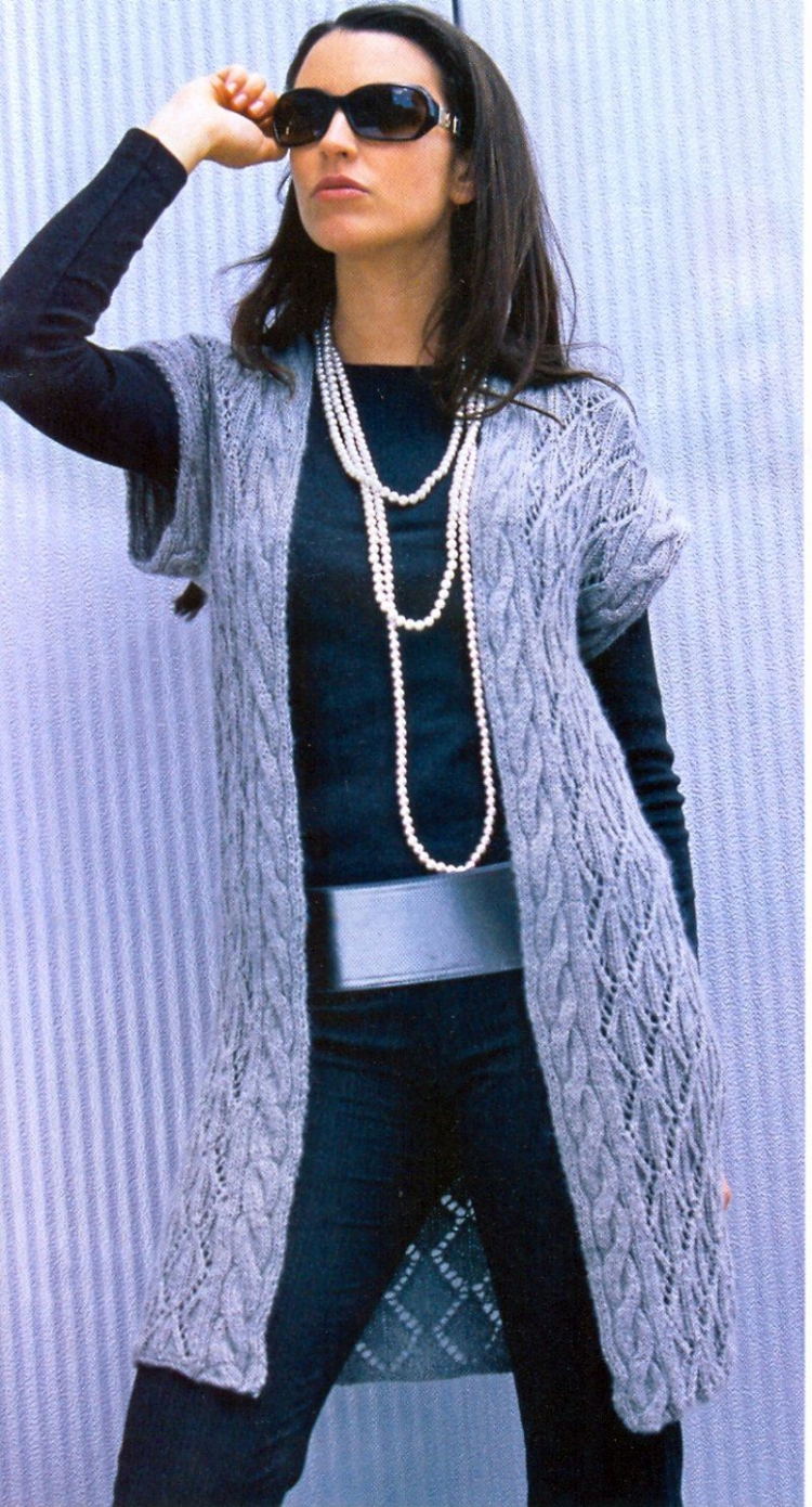 Длинная вязаная жилетка