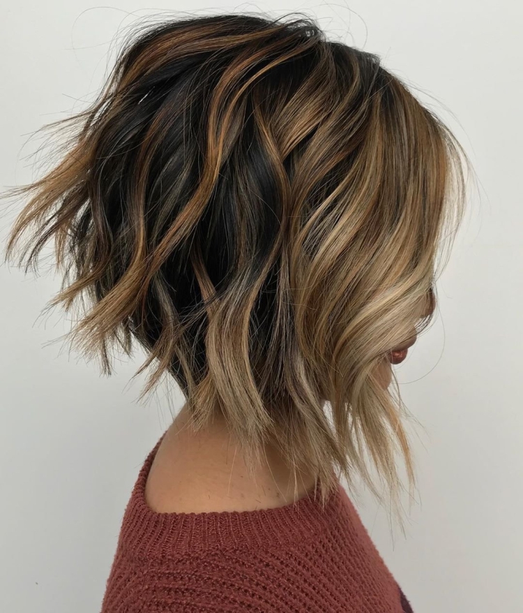 Стрижка Шегги Боб на средние волосы