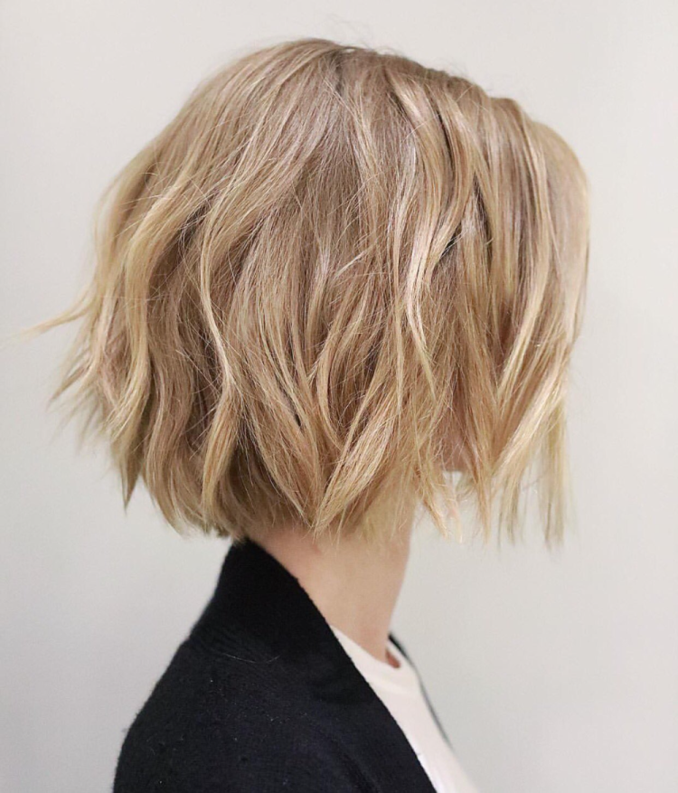 Градуированный Боб на короткие светлые волосы