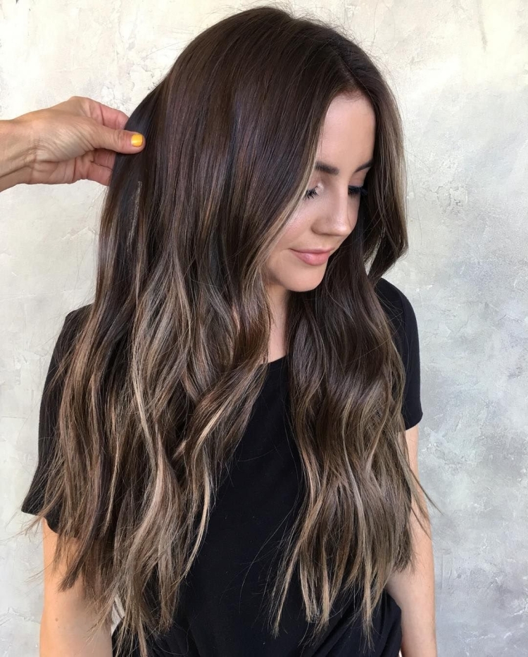 Несколько светлых прядей на темных