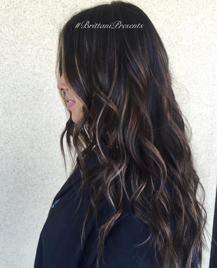 Светлые пряди на черных волосах