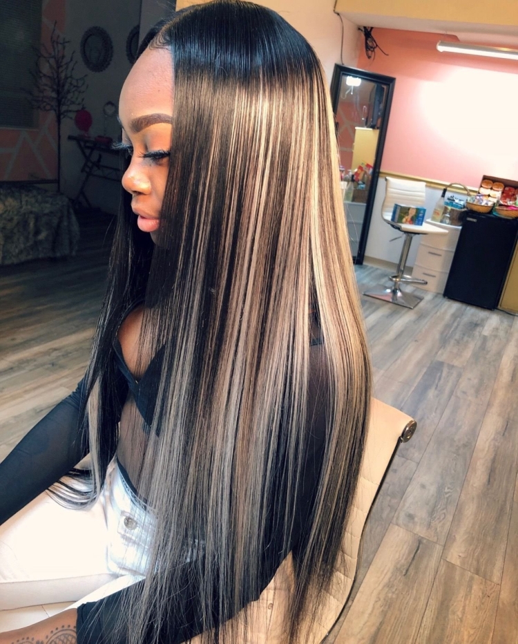 Белые пряди на темных волосах