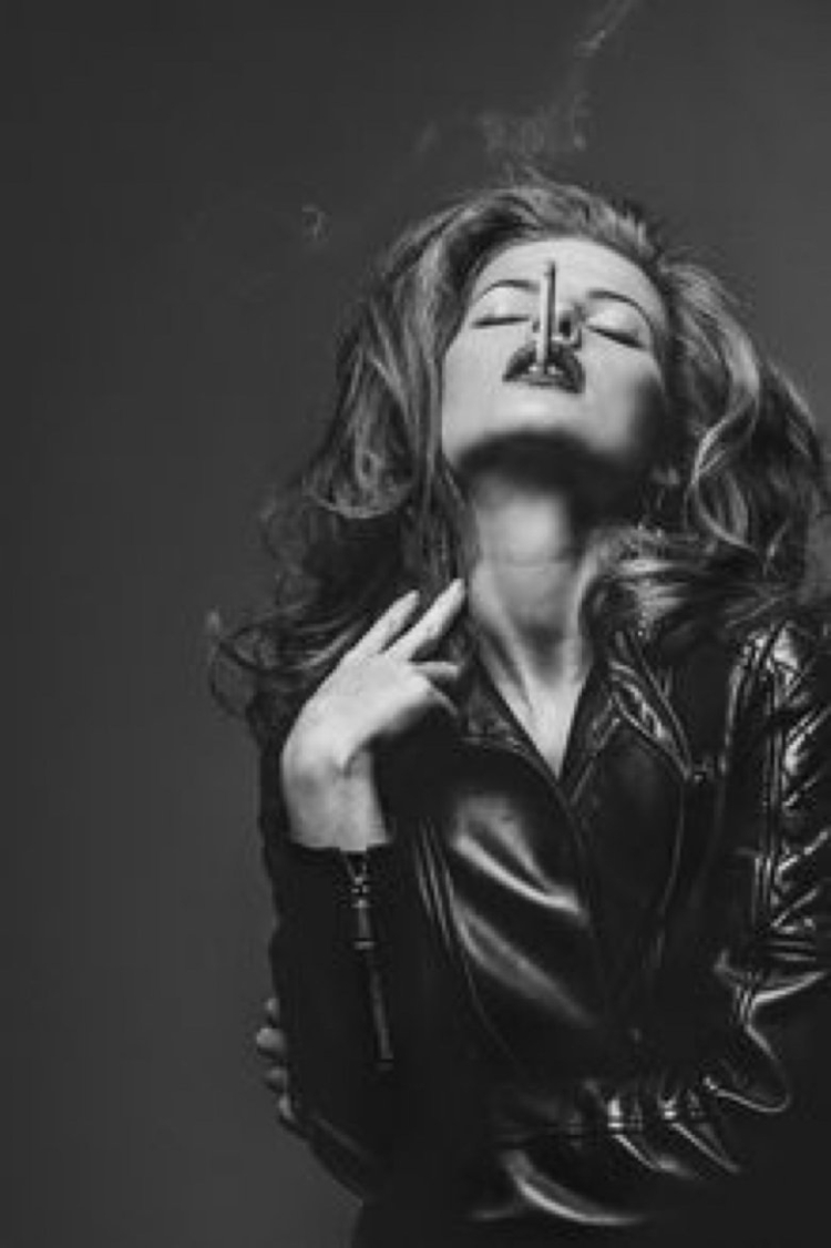 Фотосессия с сигаретой для девушки