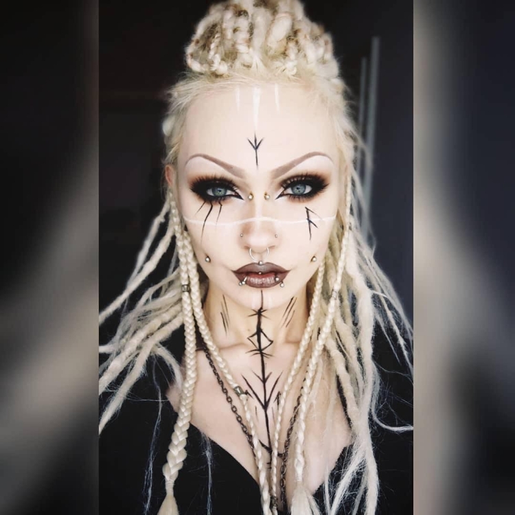 Макияж ведьмы с рунами