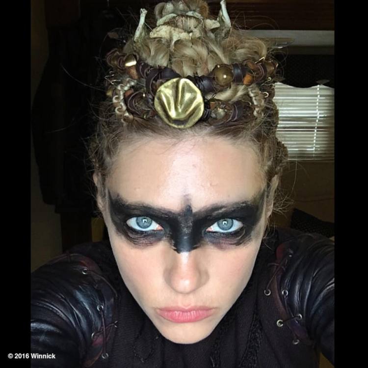 Боевой макияж девушки