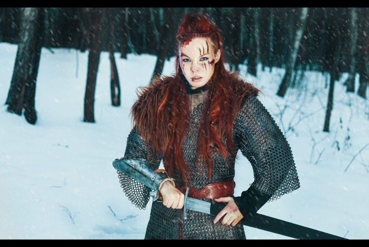 Фотосессия в стиле викингов для девушек зимой