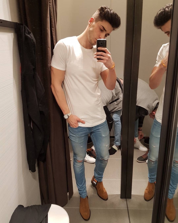 Парень в зеркале