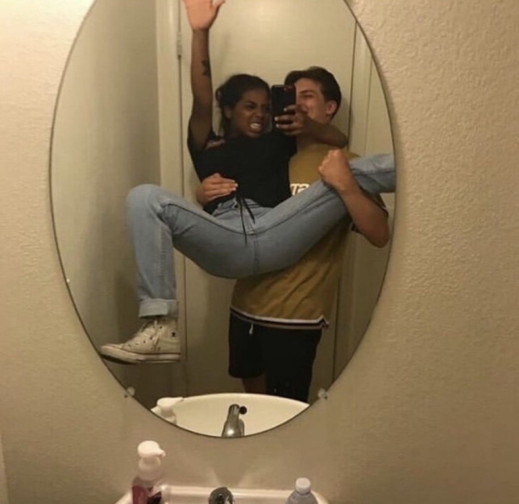 Пары перед зеркалом