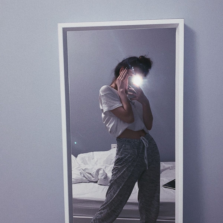 Позы для фото в зеркале в театре