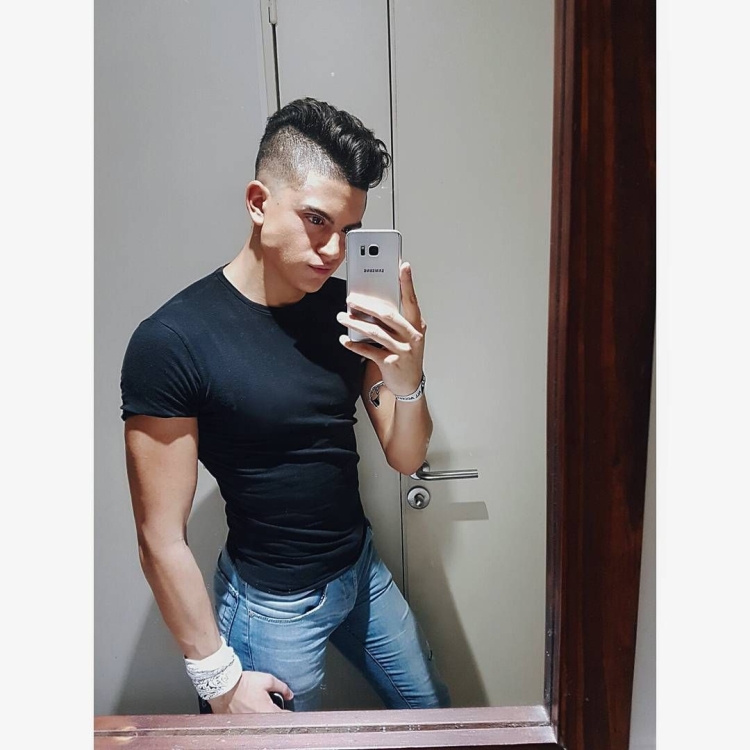 Красивые парни в зеркале