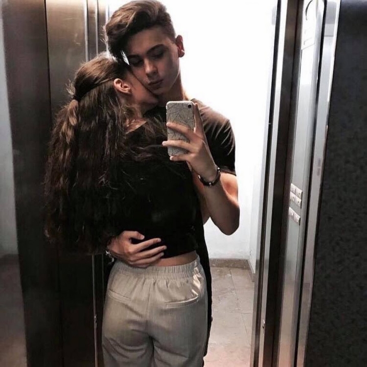 Парень с девушкой в зеркале