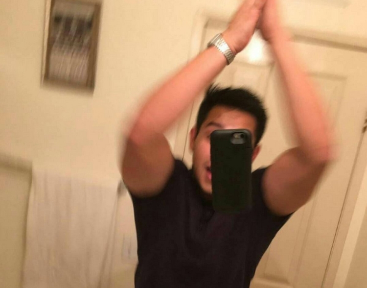 Парень с айфоном в зеркале без лица