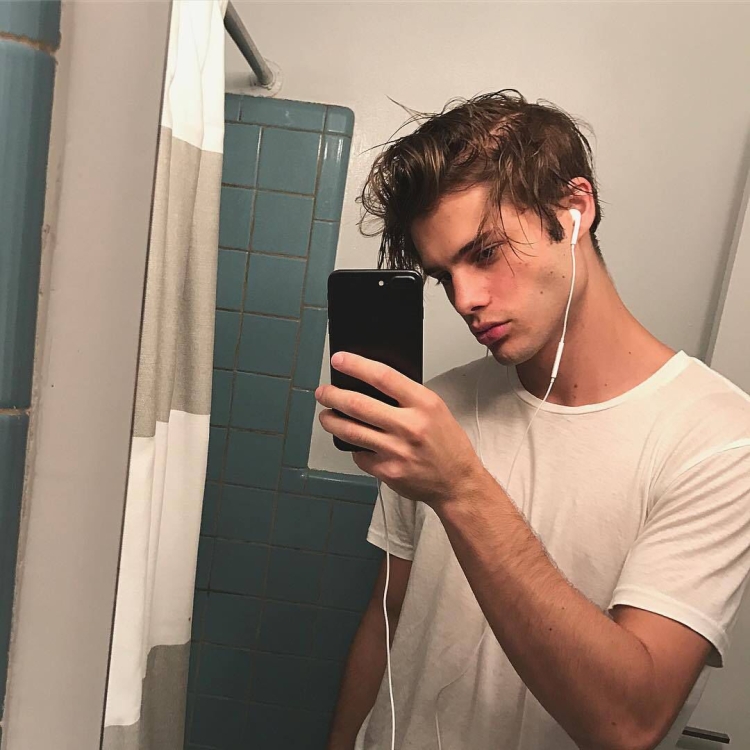 Парень в зеркале