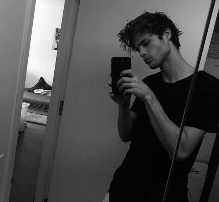 Селфи парней в зеркале