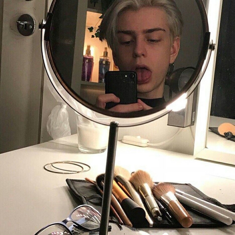 Пацаны фоткаются у зеркала