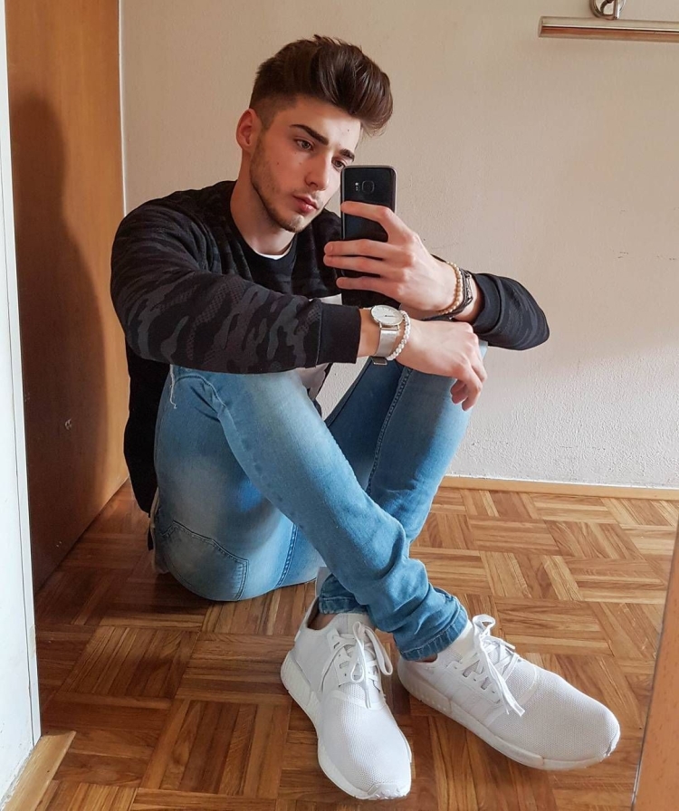 Парни фотографируются