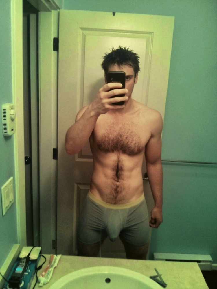 Парень фоткается в зеркале