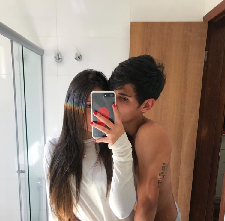 Парень с девушкой в зеркале