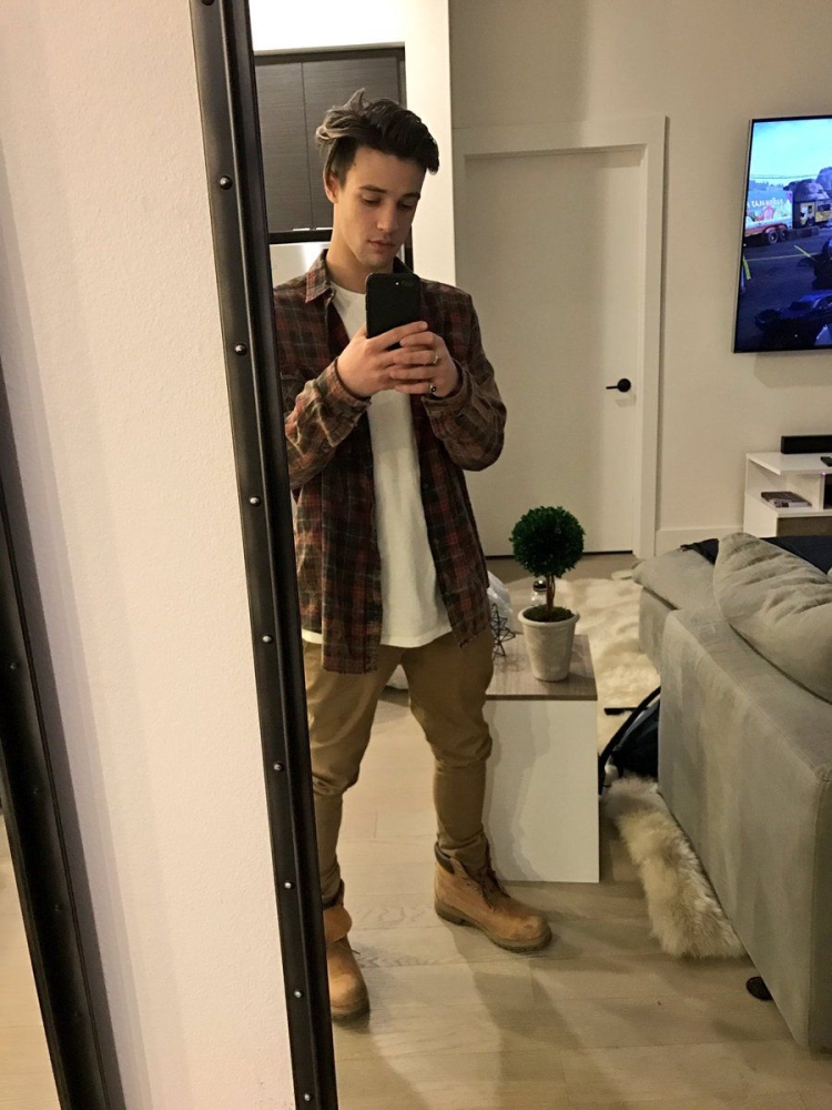 Парень в зеркале