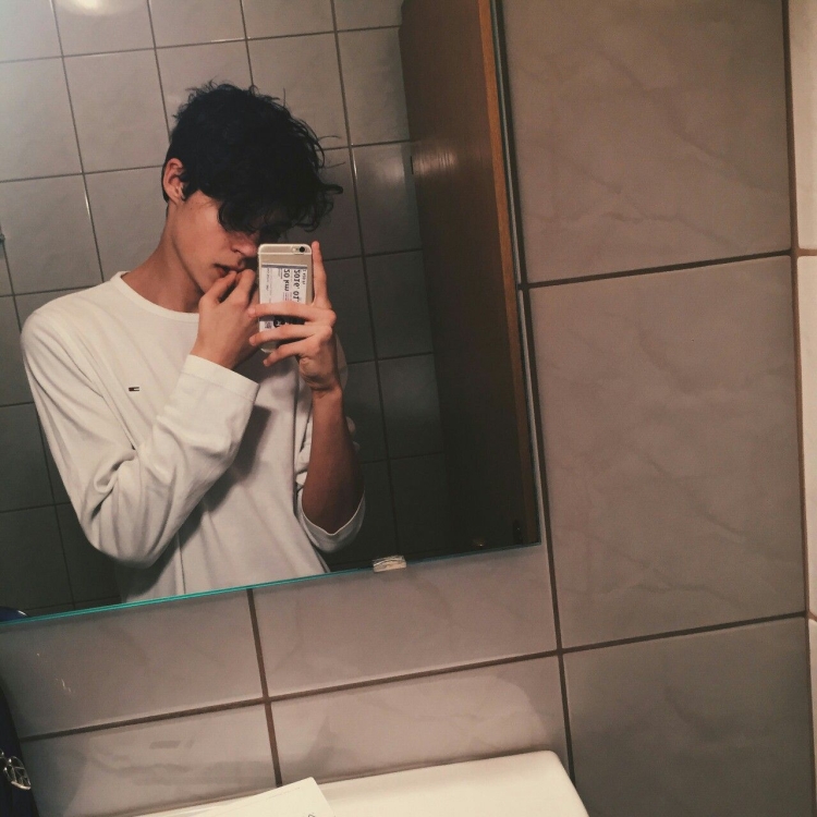 Парень перед зеркалом