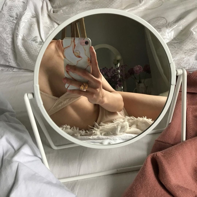 Селфи тела в кровати