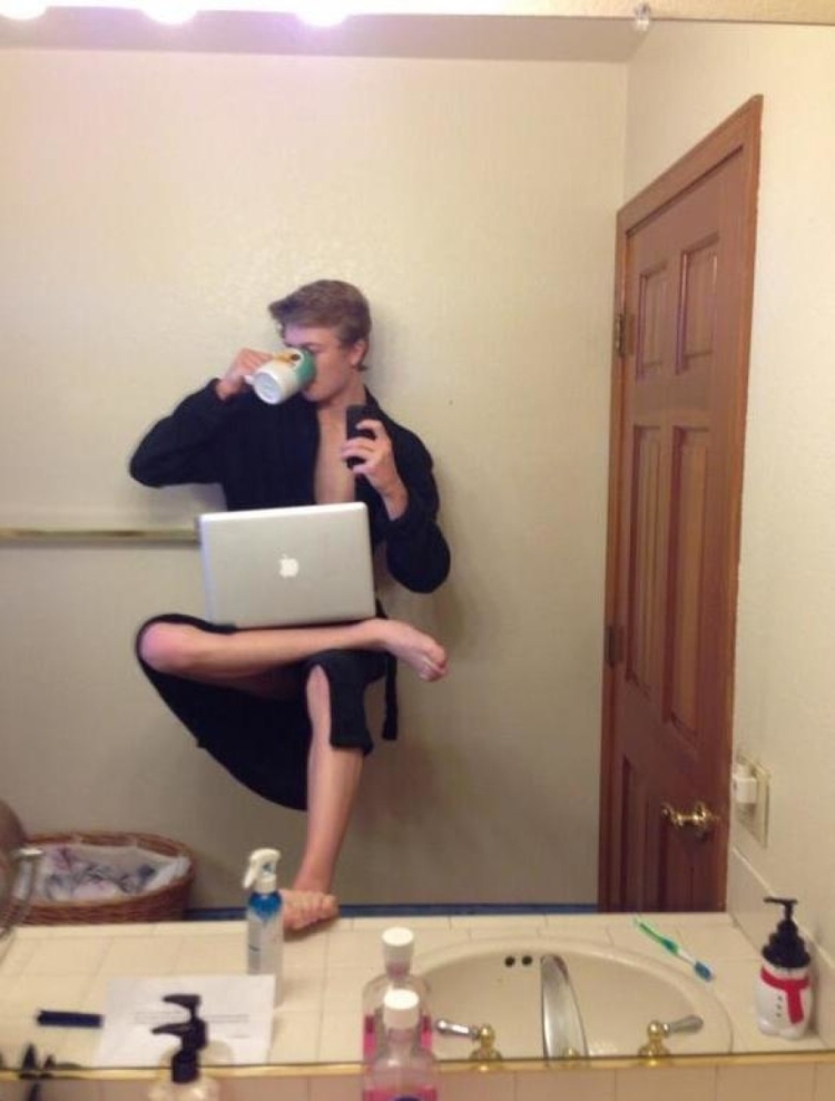 Смешное селфи у зеркала