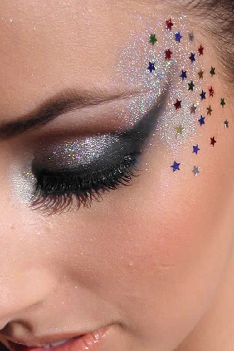 Новогодний макияж с блестками на лице