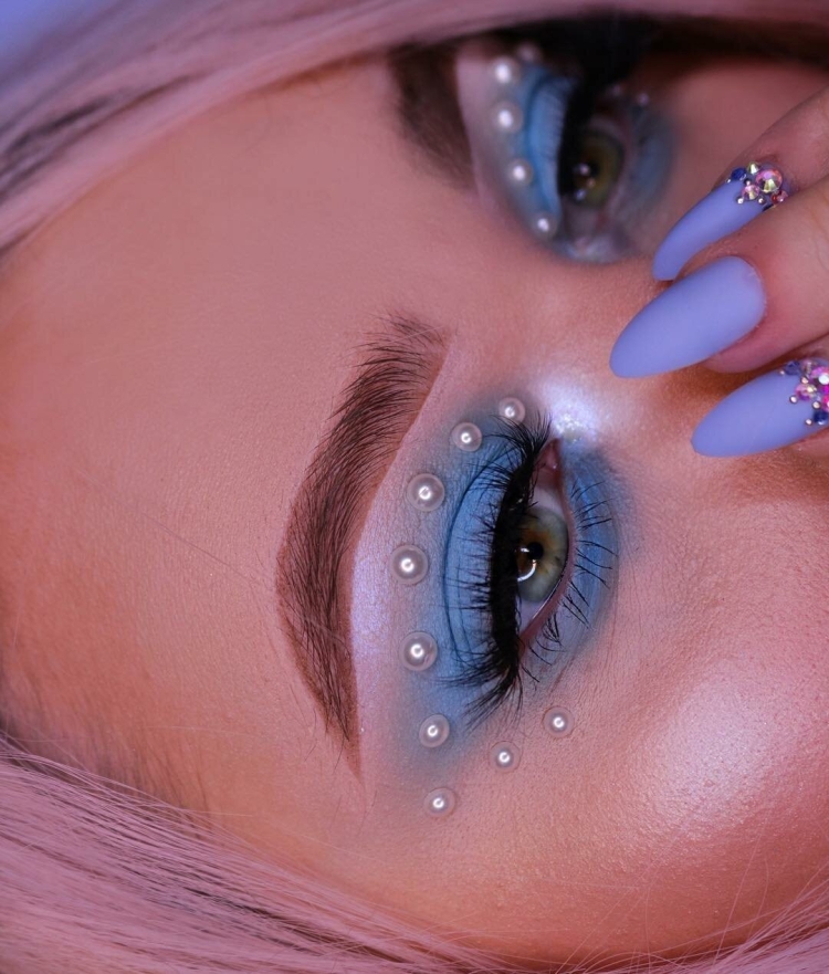 Золотой стразы на ресницах