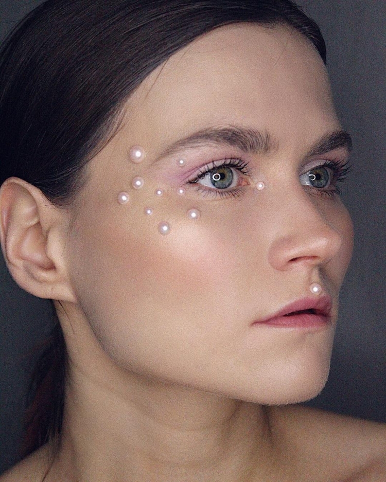 Макияж со стразами