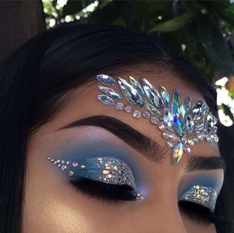 Яркий макияж со стразами