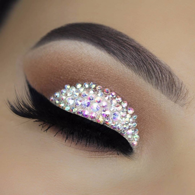 Макияж со стразами на глазах