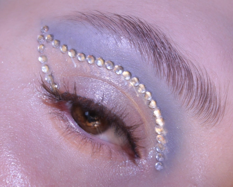 Стразы на глазах
