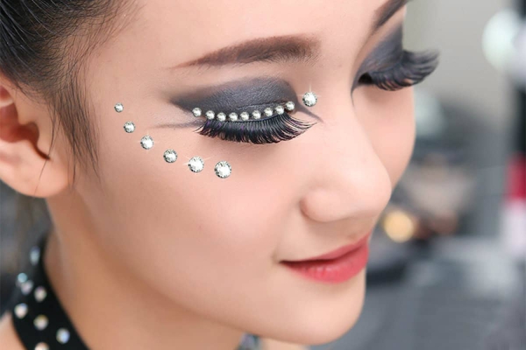 Макияж со стразами