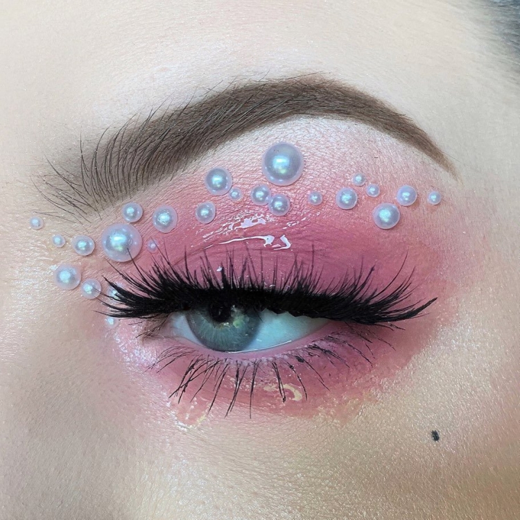 Необычный макияж с блестками