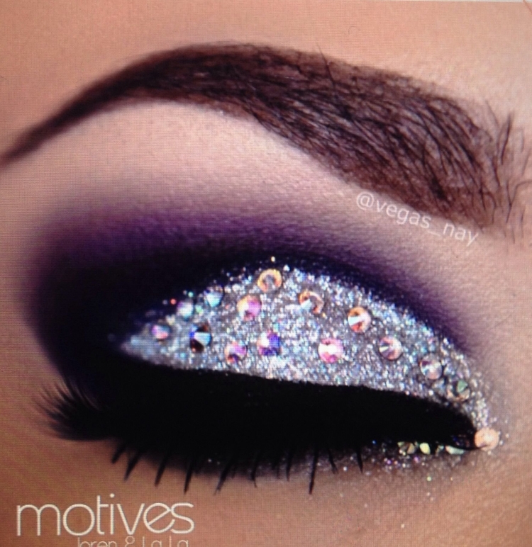 Макияж глаз со стразами и глиттером