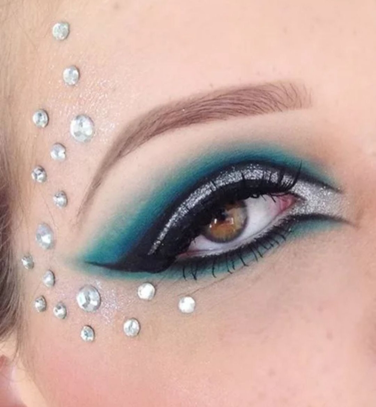Макияж со стразами для девочки