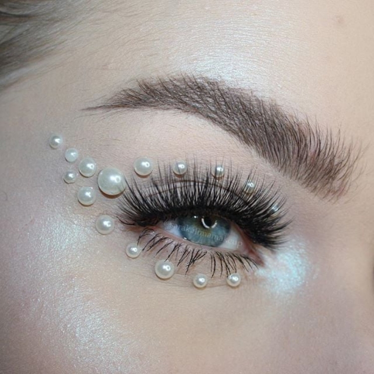 Макияж со стразами