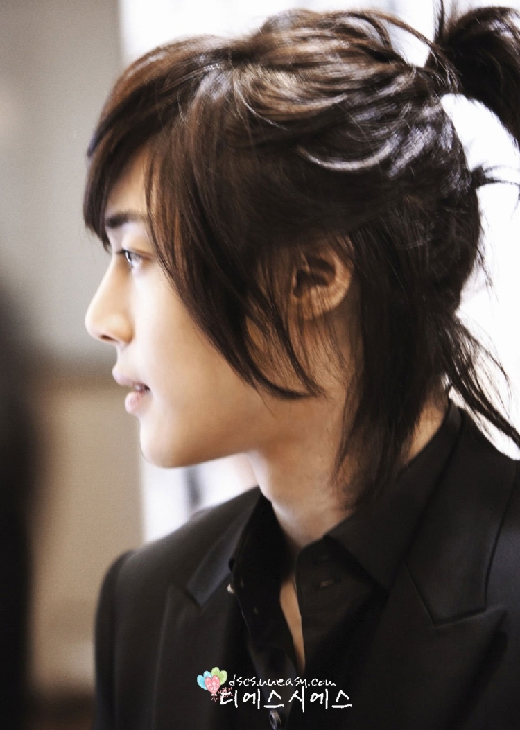 Ким Хен Джун с длинными волосами